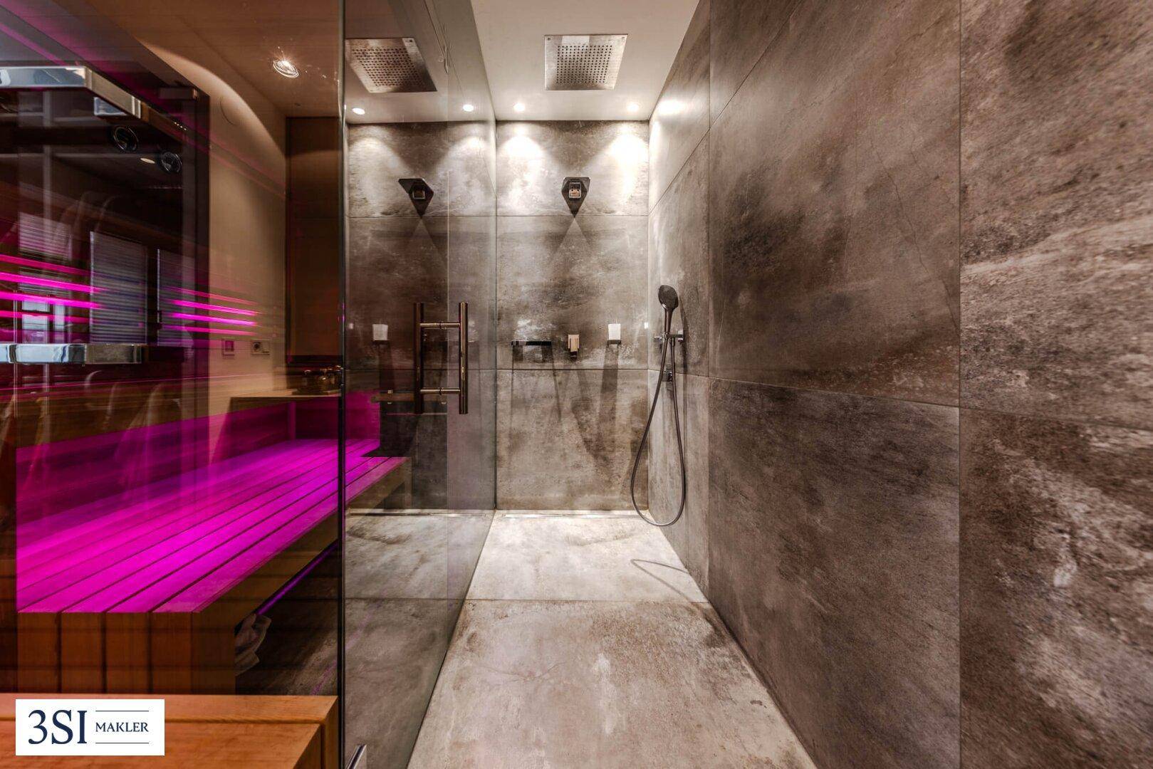 Modernes Badezimmer mit großer begehbarer Dusche und angrenzender Sauna.