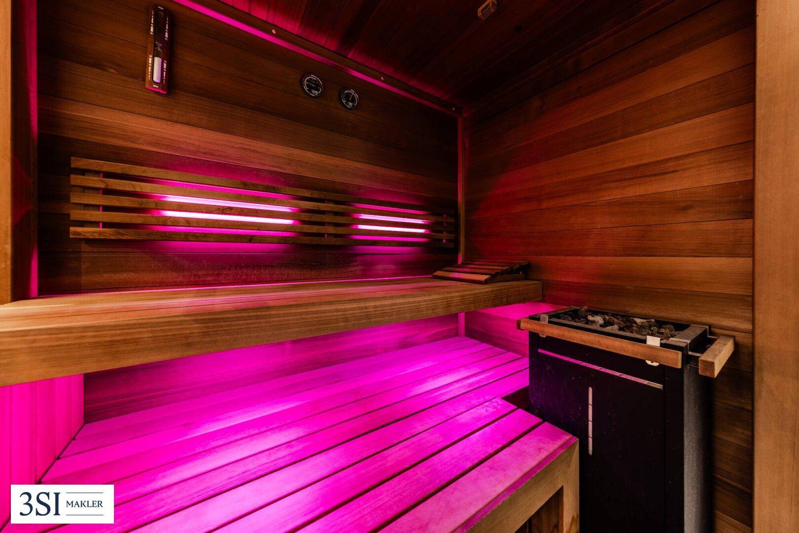 Exklusive Sauna mit Holzverkleidung und stimmungsvoller Beleuchtung für Entspannung.
