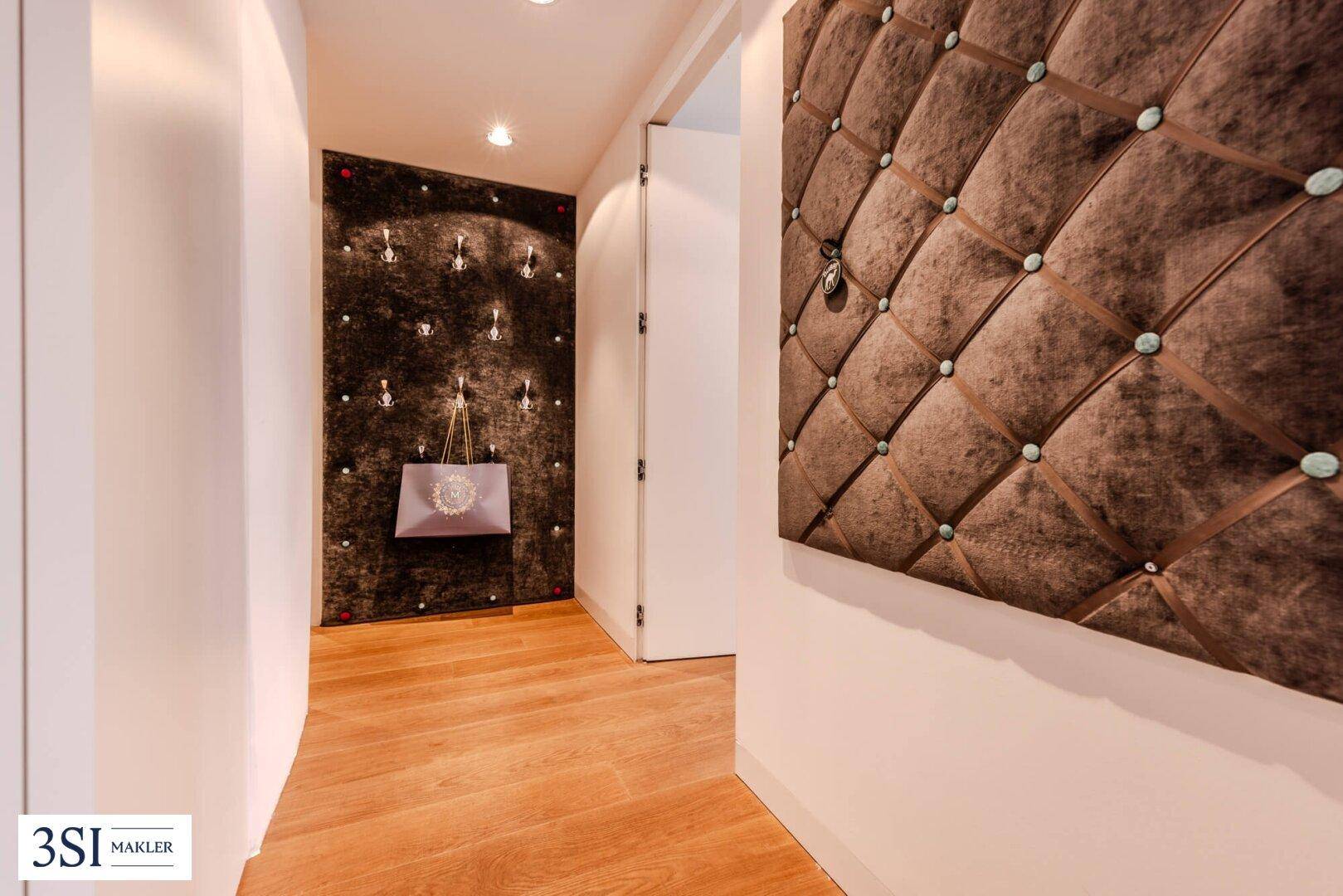 Eingangsbereich mit Holzboden und dekorativer Wandverkleidung.