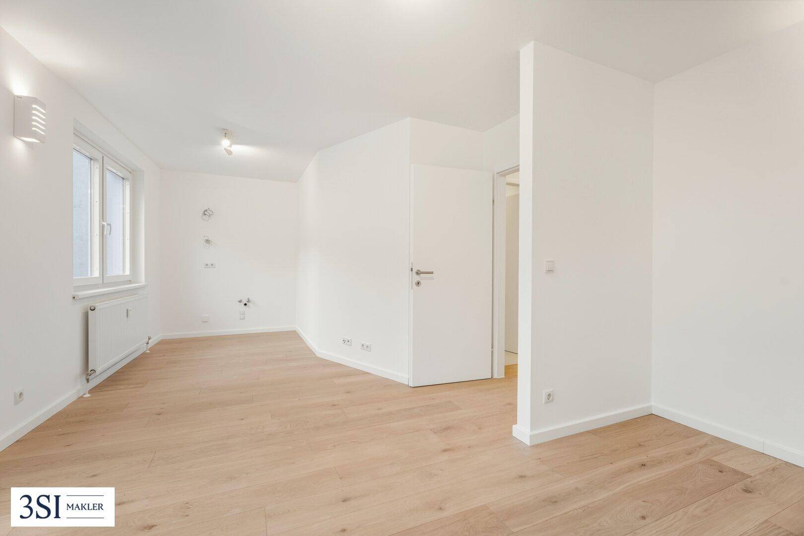 Geräumiger, heller Raum mit Parkettboden und großen Fenstern, ideal für individuelle Gestaltung.