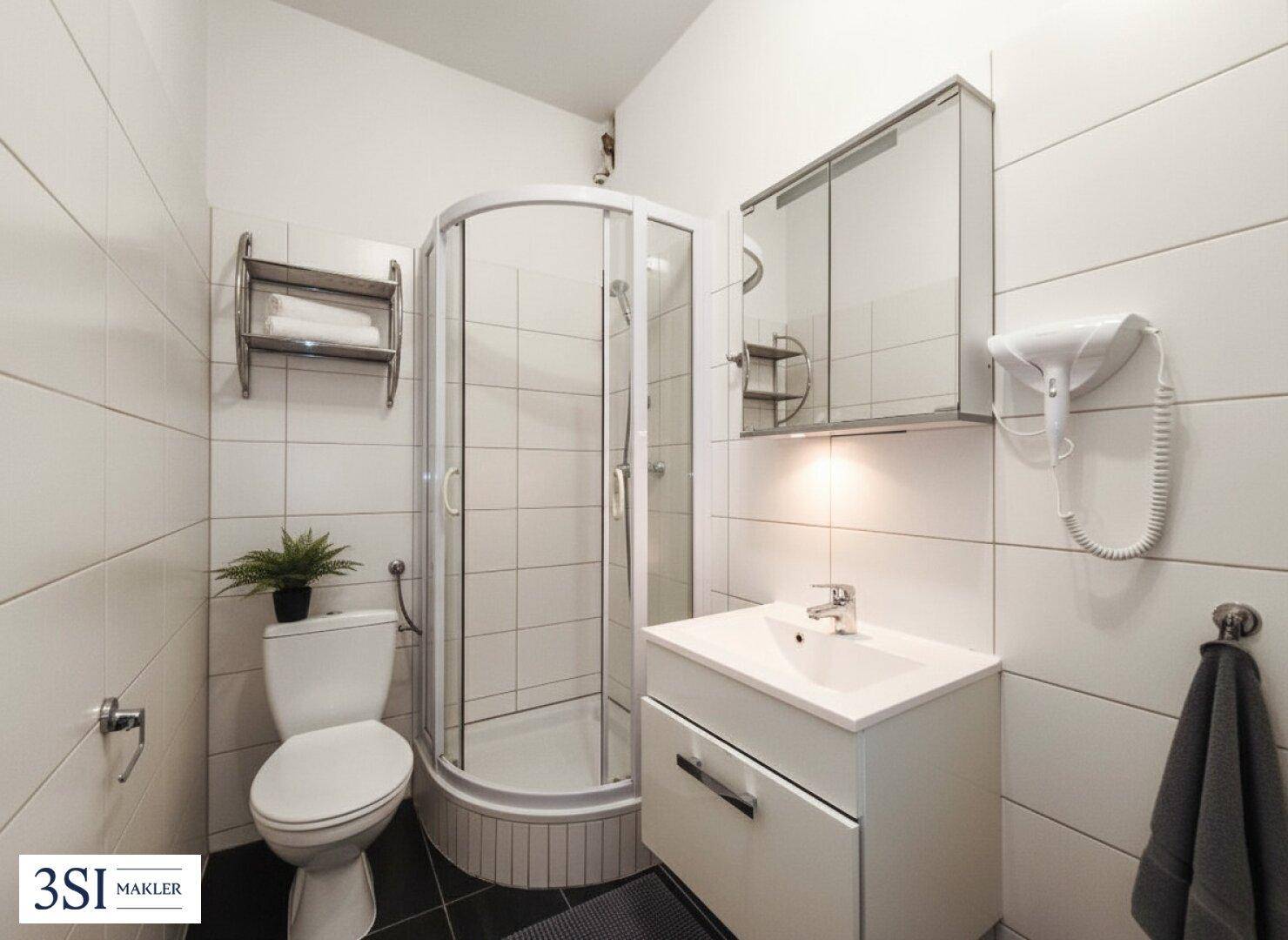 Modernes Badezimmer mit Duschkabine, Waschbecken und weißen Fliesen.