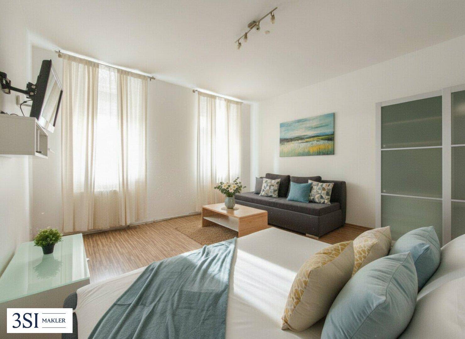Gemütlicher Wohnbereich mit Sofa, Couchtisch und großen Fenstern für viel Tageslicht.