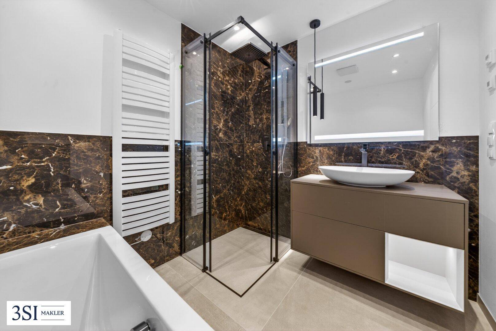 Modernes Badezimmer mit Badewanne, begehbarer Dusche und eleganten Marmorfliesen.