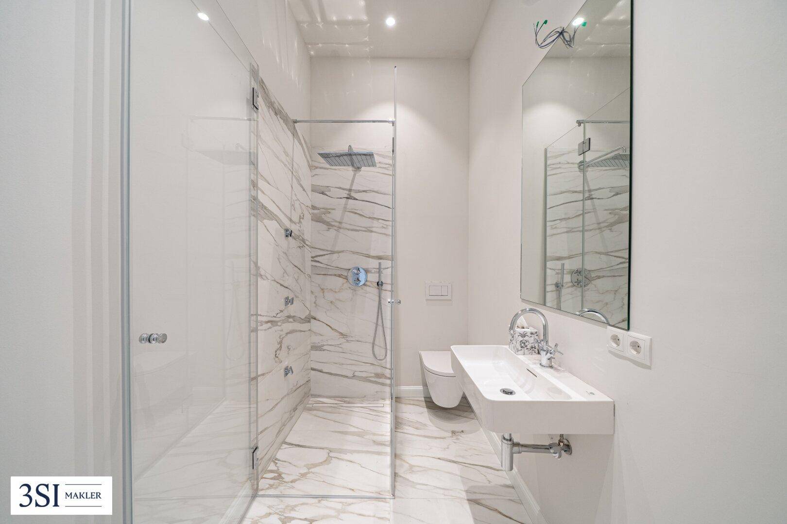 Modernes Badezimmer mit begehbarer Dusche, Wand-WC und stilvollem Einzelwaschbecken.