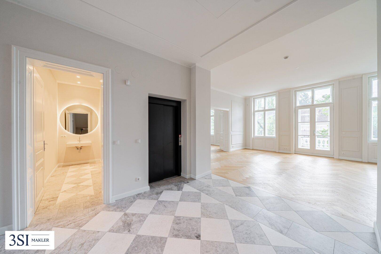 Heller Eingangsbereich mit Schachbrettmuster-Marmorboden und Zugang zu weiteren eleganten Räumen.