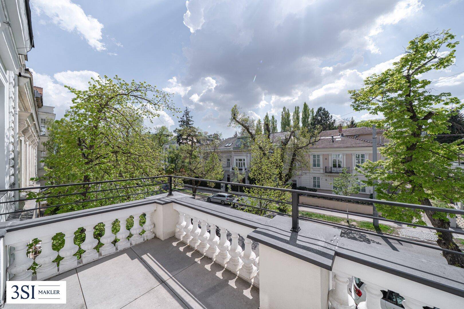 Großer Balkon mit klassischem Geländer und weitem Blick über die Umgebung.