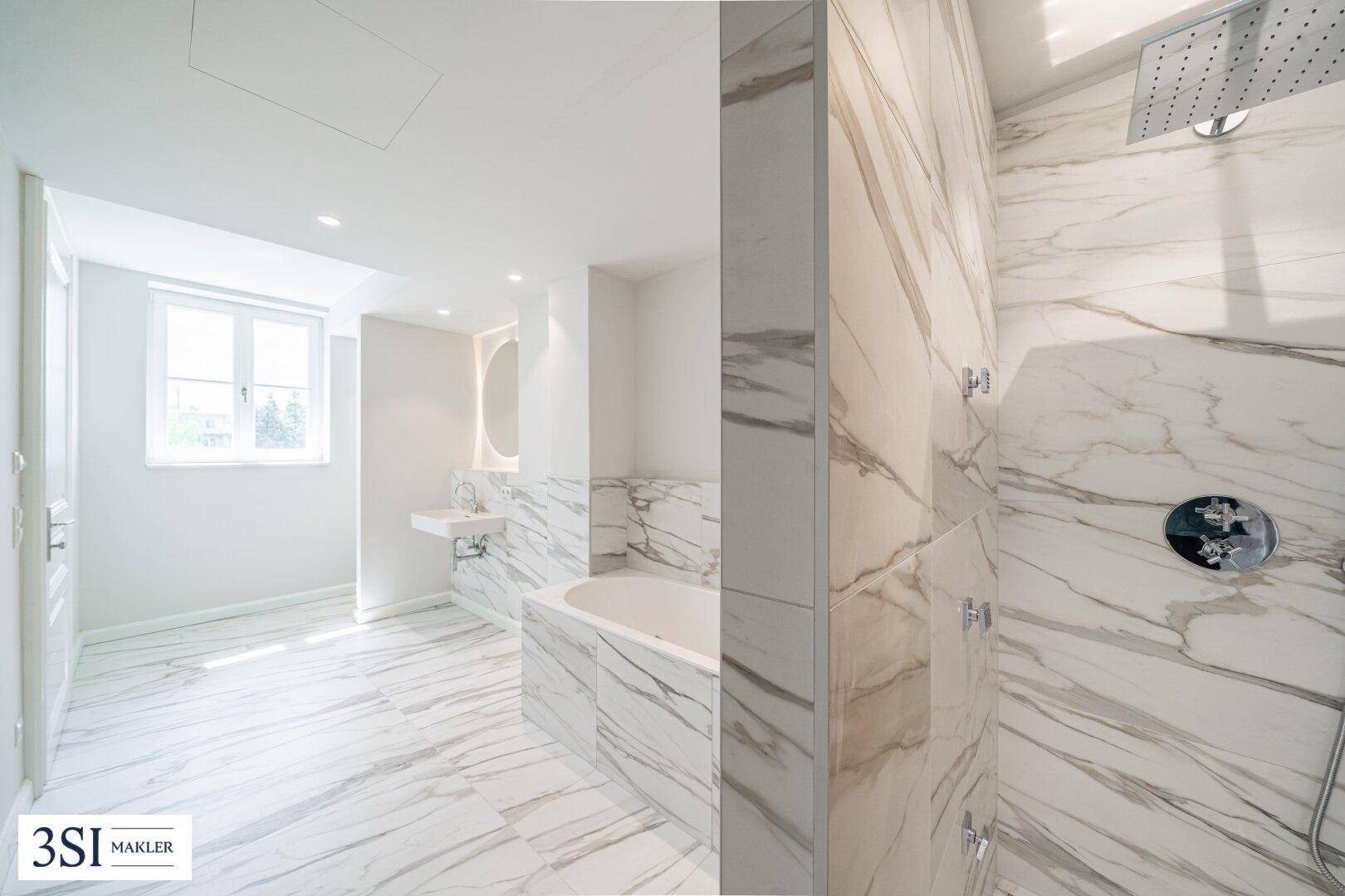 Modernes Badezimmer mit Marmorfliesen, begehbarer Dusche und Badewanne.