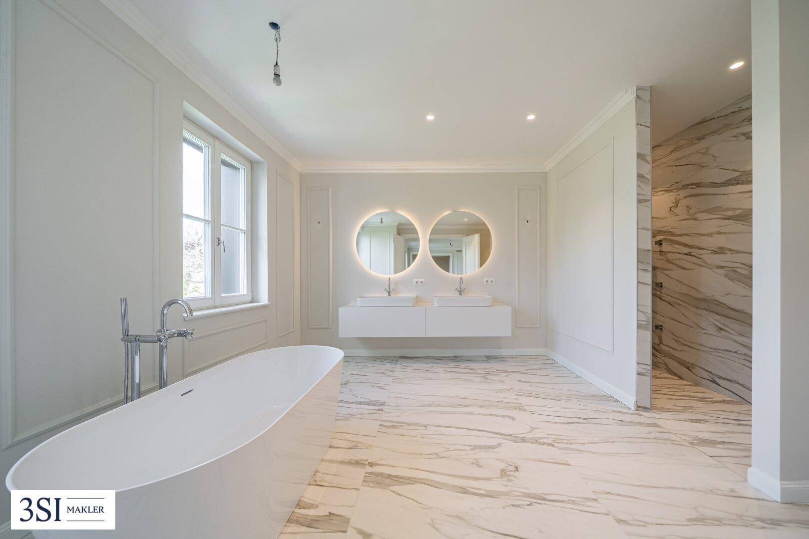 Luxuriöses Badezimmer mit freistehender Badewanne, Doppelwaschbecken und begehbarer Dusche.