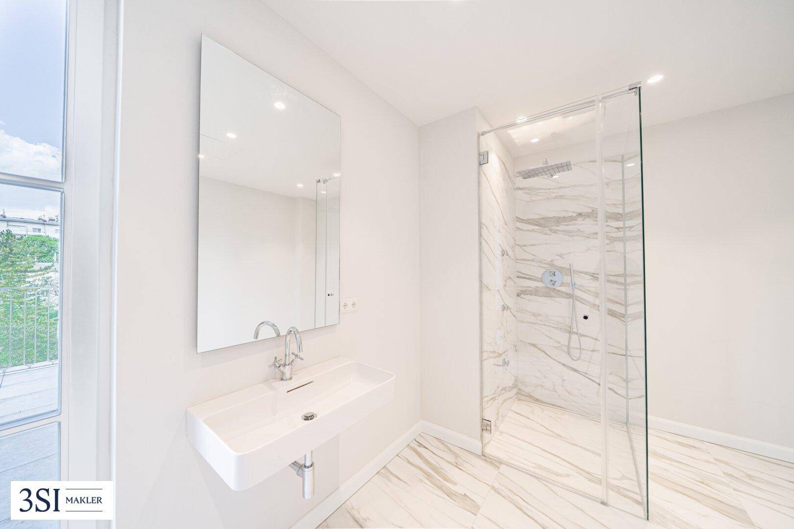 Modernes Badezimmer mit Einzelwaschbecken, großer Spiegelfläche und begehbarer Dusche.