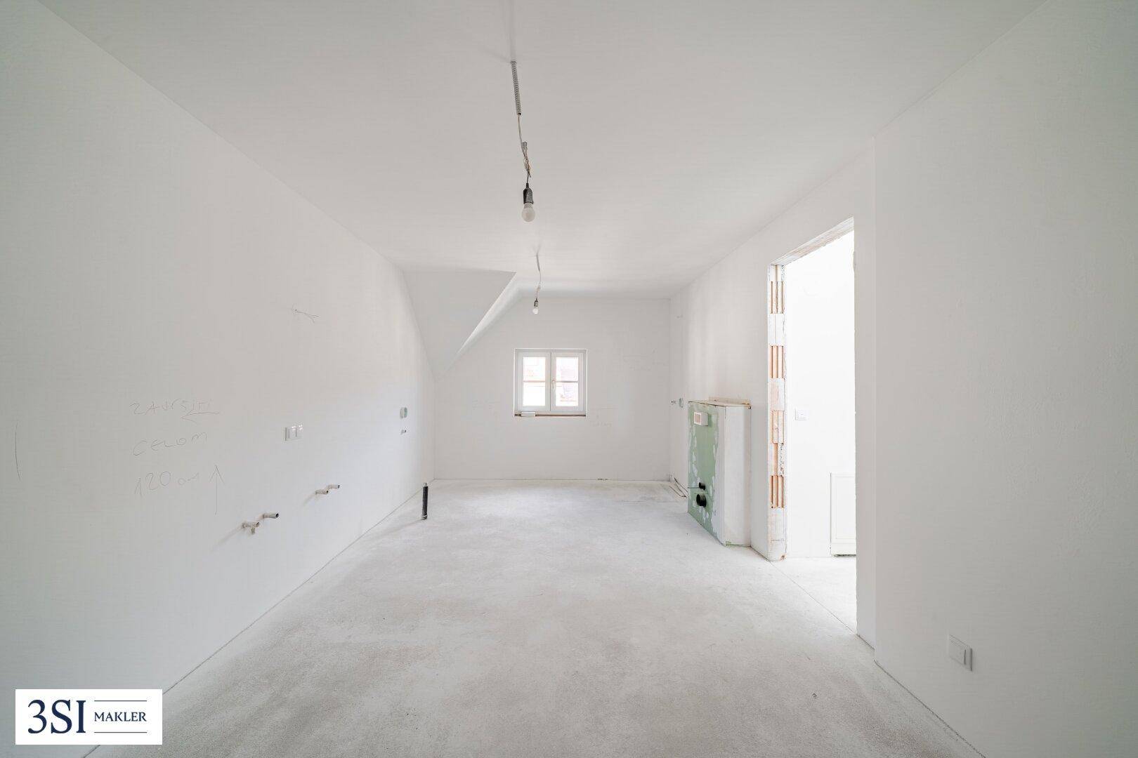 Unfertiger Raum mit kleinem Fenster und Rohbau-Charakter, ideal für Lager oder Technikraum.