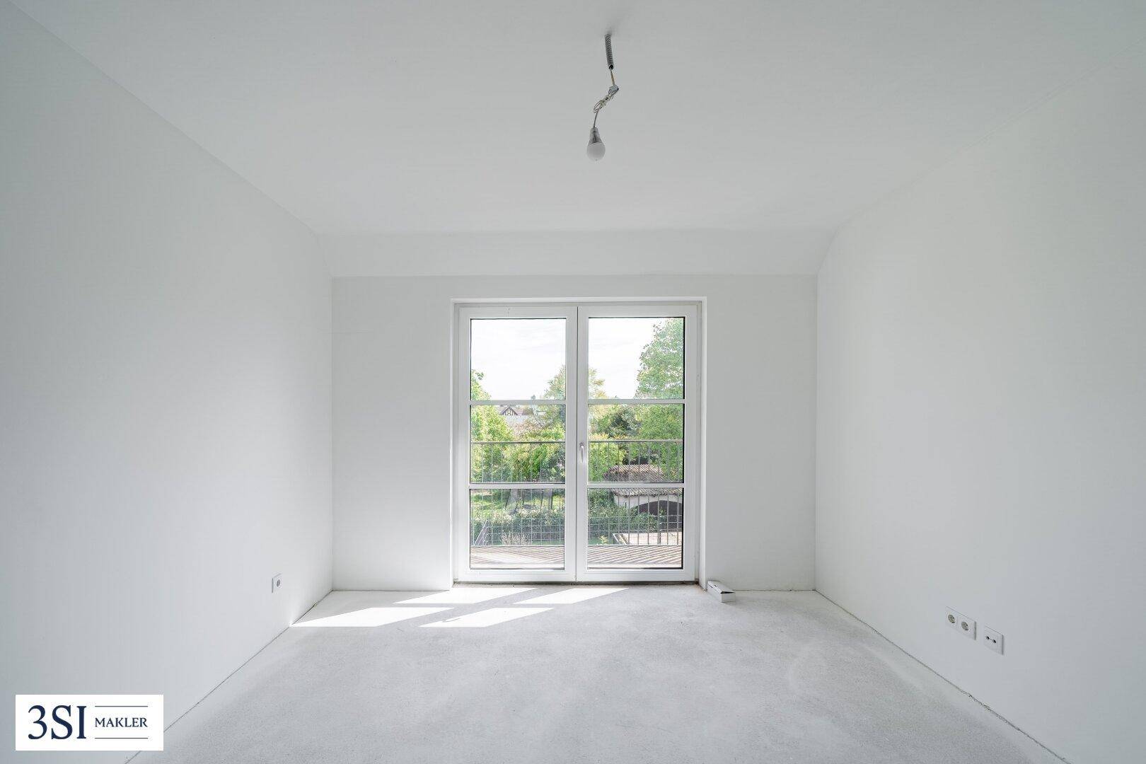 Heller, unfertiger Raum mit großer Fenstertür und Blick ins Grüne, ideal für ein Schlafzimmer.