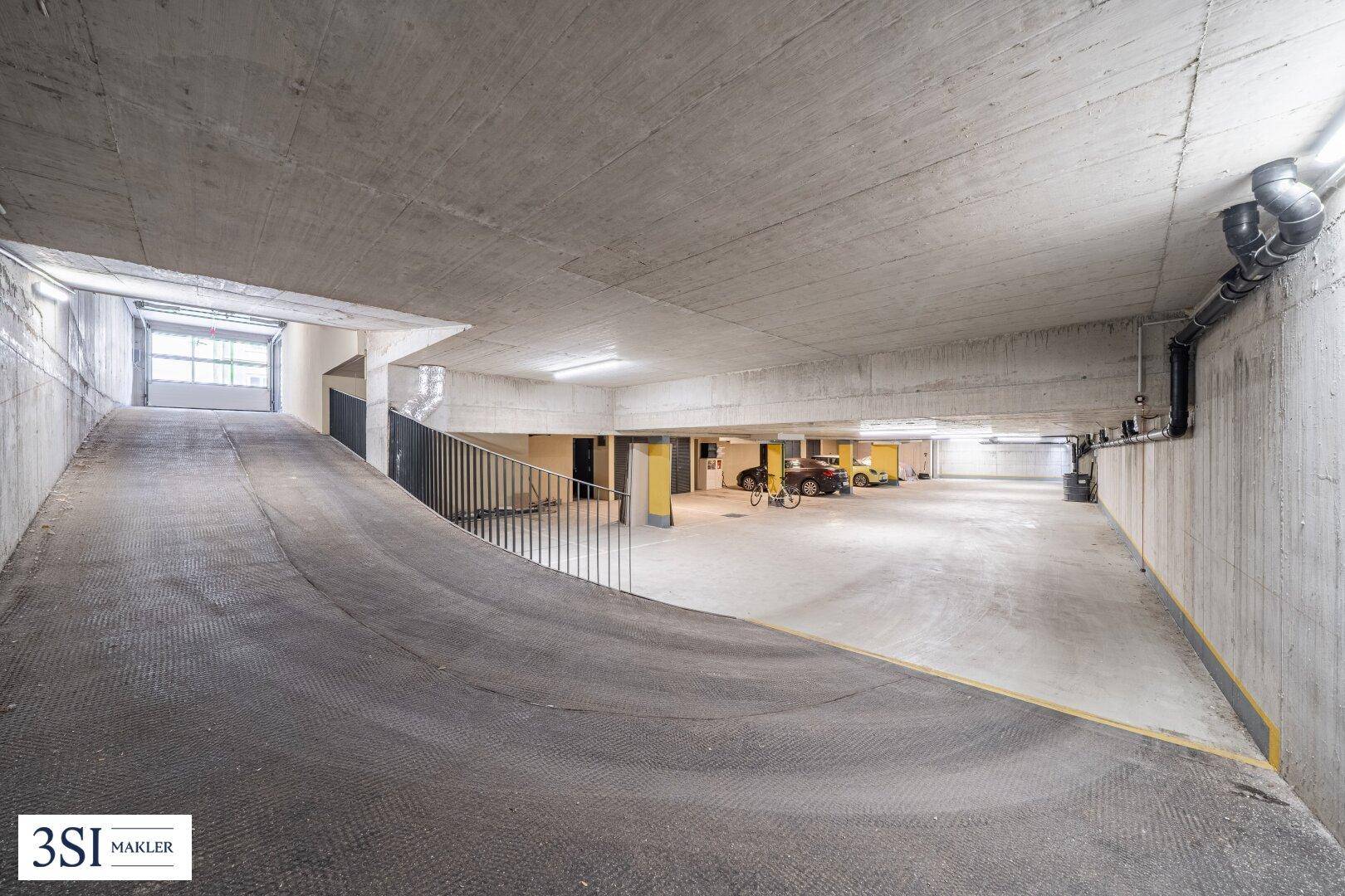 Geräumige Tiefgarage mit Zufahrtsrampe und ausreichend Stellplätzen.