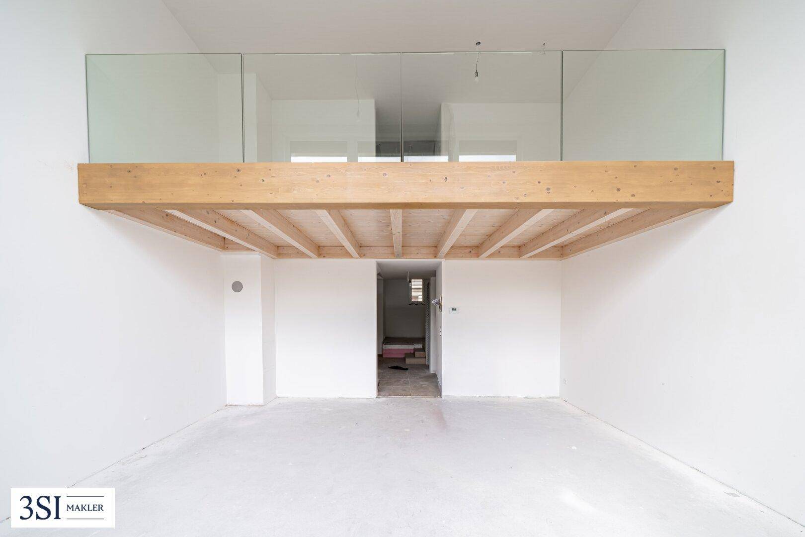 Rohbau mit offener Galerie und Glasbrüstung, ideal für Loft-Wohngefühl.
