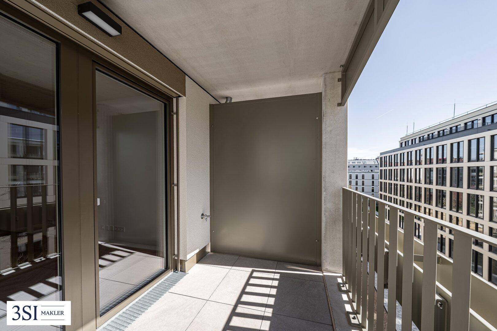 Geräumiger Balkon mit Fliesenboden und Blick auf die umliegende moderne Architektur.
