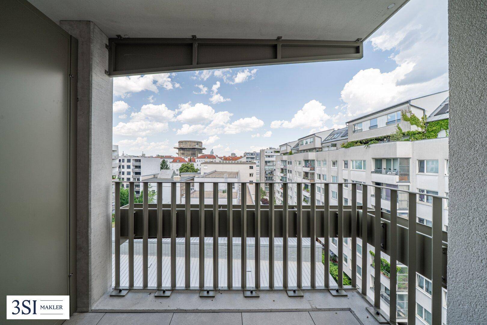 Geräumiger Balkon mit Stadtblick und moderner Brüstung, ideal zum Entspannen.