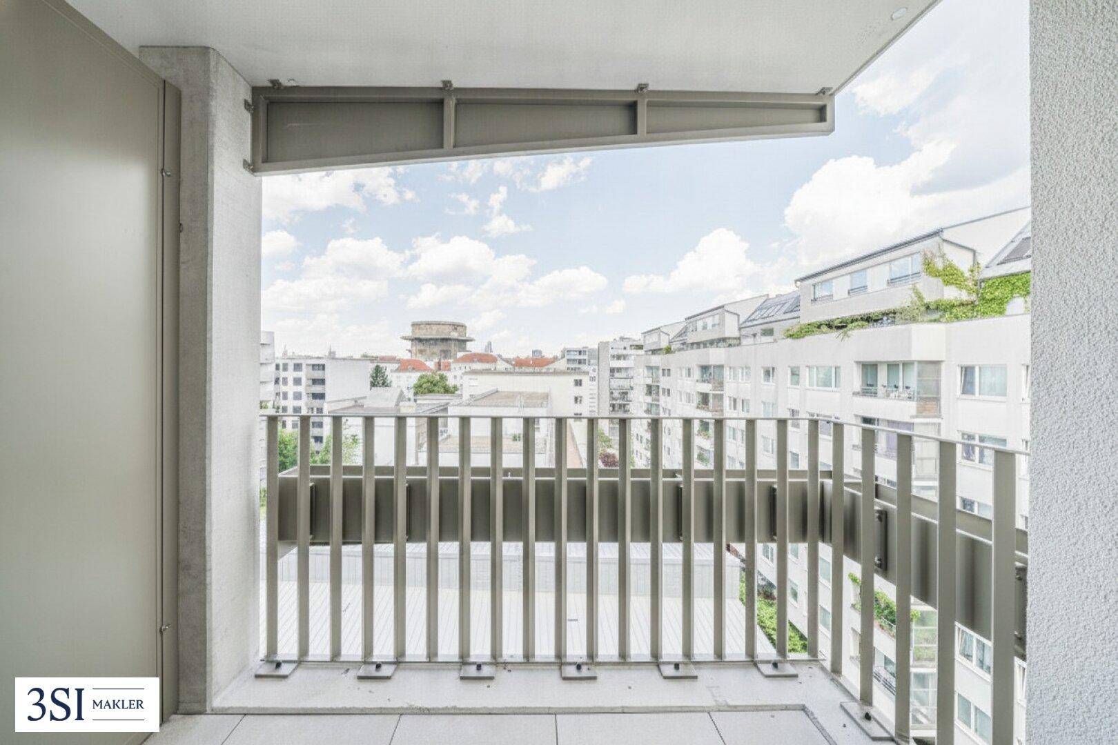 Geräumiger Balkon mit klarem Blick auf die städtische Umgebung und markante Gebäude.