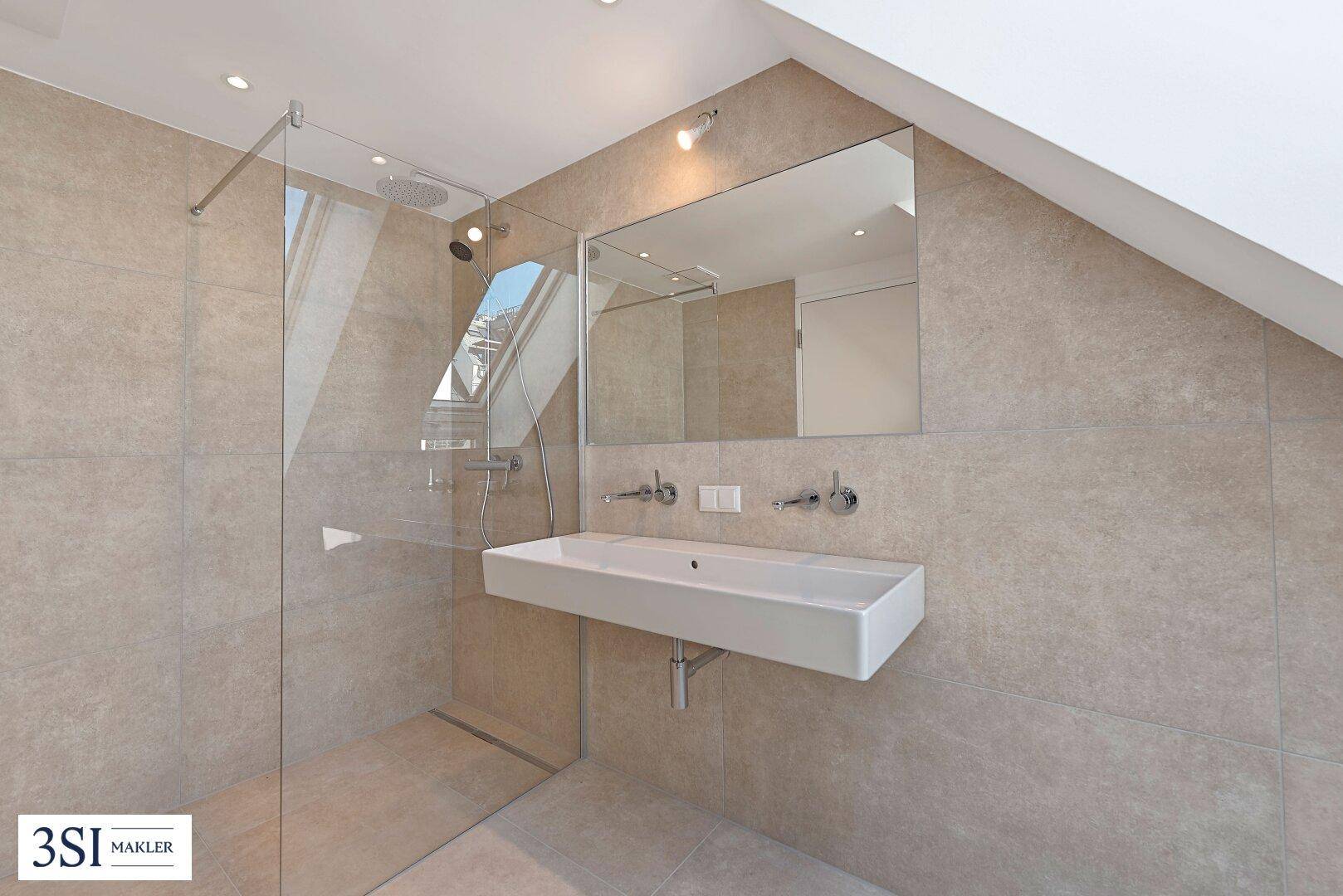 Modernes Badezimmer mit begehbarer Dusche, Dachfenster und beigefarbenen Fliesen.