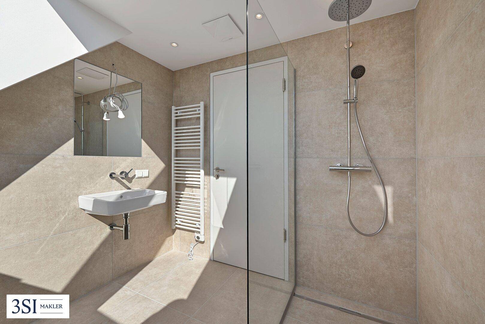 Modernes Badezimmer mit begehbarer Dusche, Regenbrause und Handtuchheizkörper.