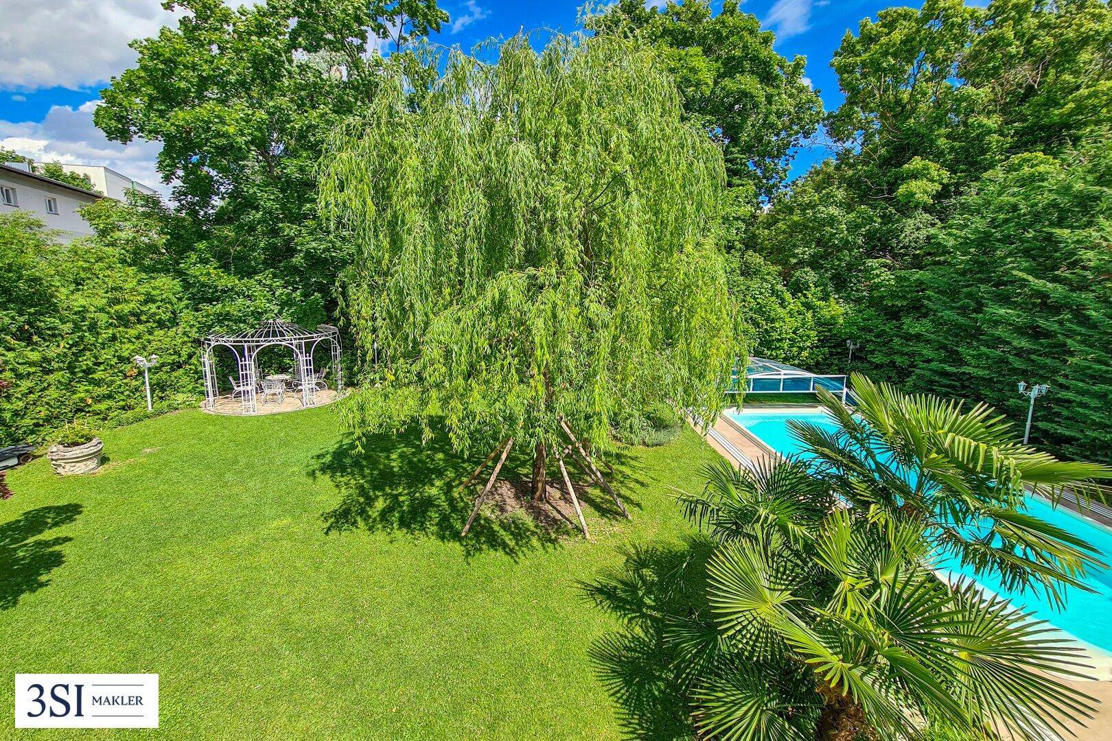 Weitläufiger Garten mit üppigem Baumbestand, Swimmingpool und einem charmanten Gartenpavillon.