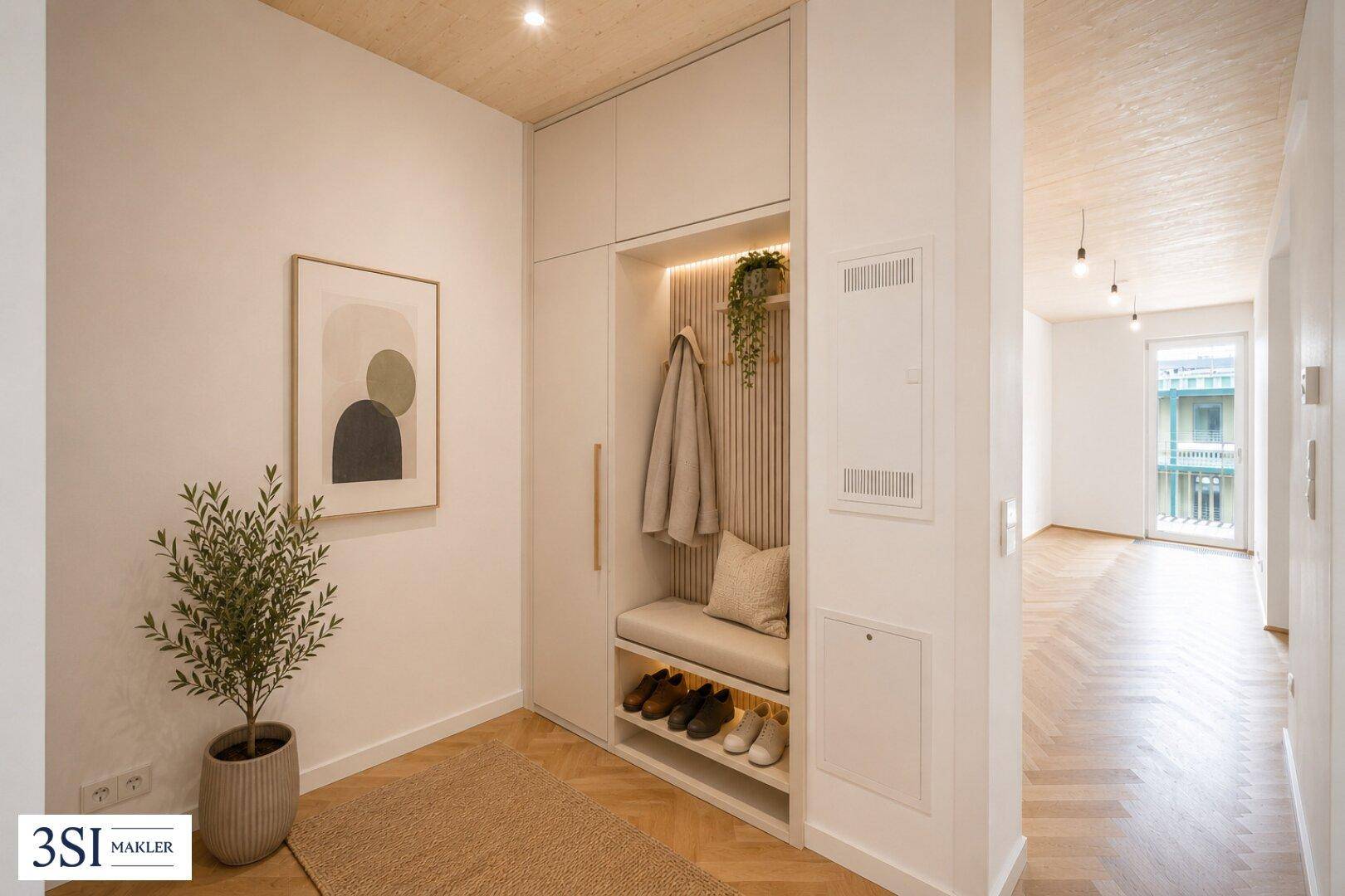 Eingangsbereich mit integrierter Garderobe, Sitzbank und Holzdecke, offen zum Wohnbereich.