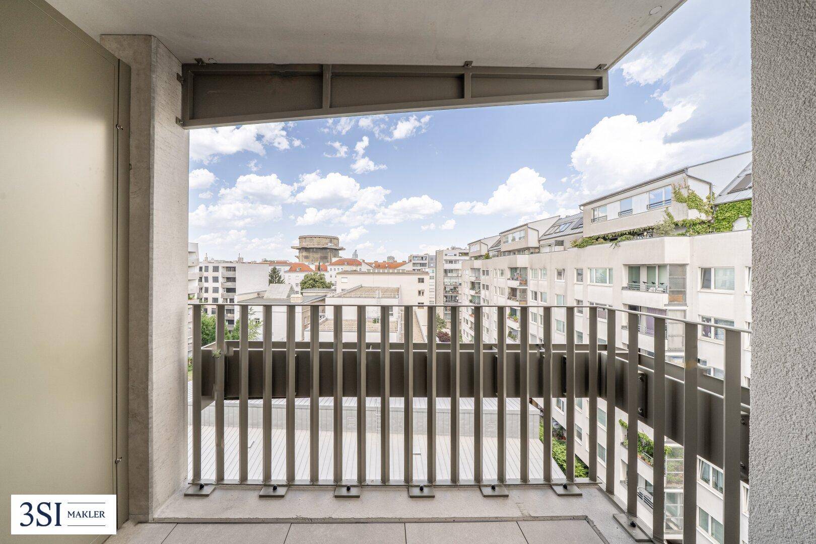 Balkon mit modernem Geländer und weitem Blick über die städtische Umgebung.