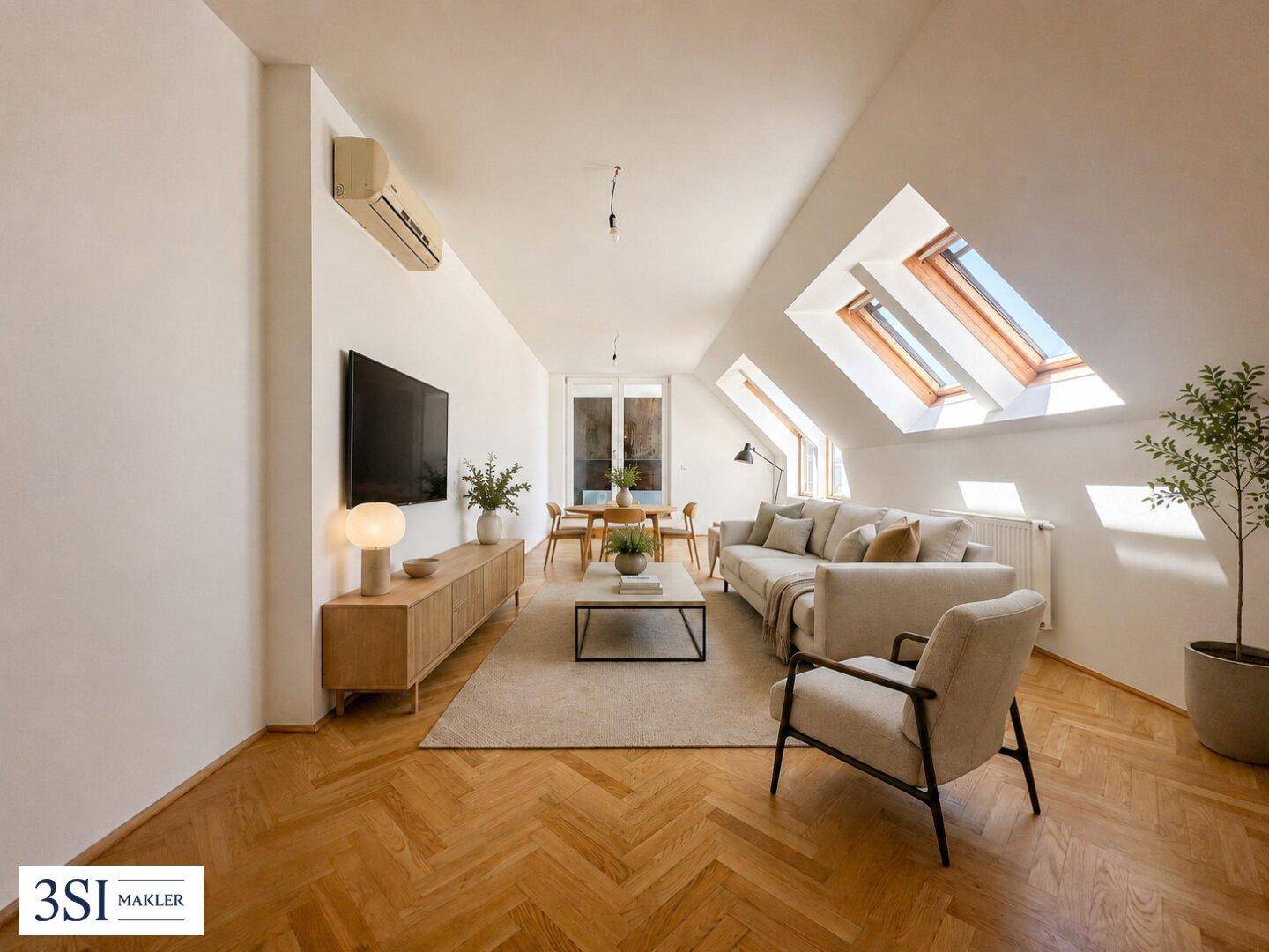 Helles Wohn-Esszimmer mit Dachschrägen, Parkettboden und großen Dachfenstern für viel Tageslicht.
