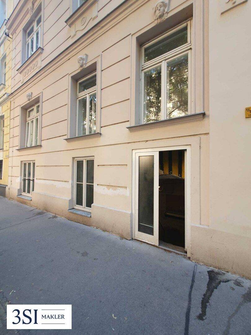 Eingangsbereich im Erdgeschoss eines Altbaus direkt von der Straße zugänglich.