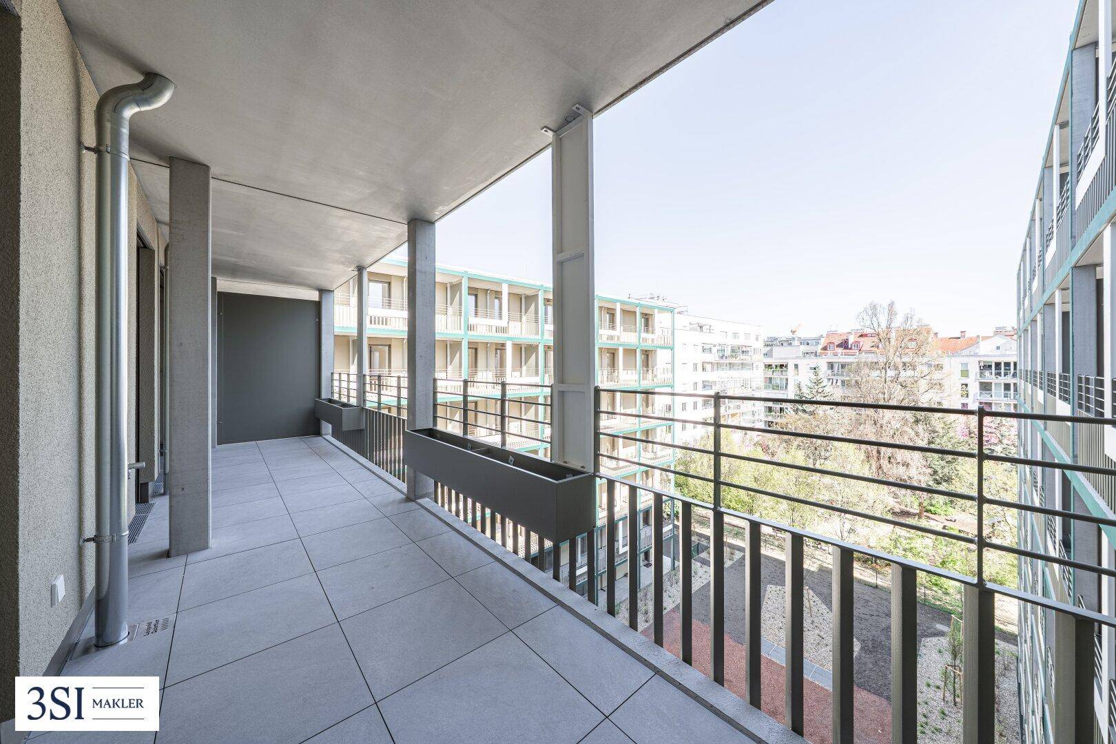 Geräumiger Balkon mit Stadtblick und Platz für eine gemütliche Sitzecke, perfekt für sonnige Tage.