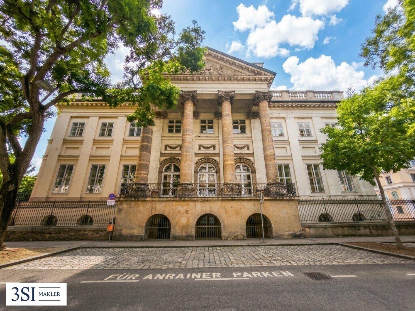 Prachtvolles historisches Gebäude mit Säulen, großen Fenstern und klassischer Architektur.