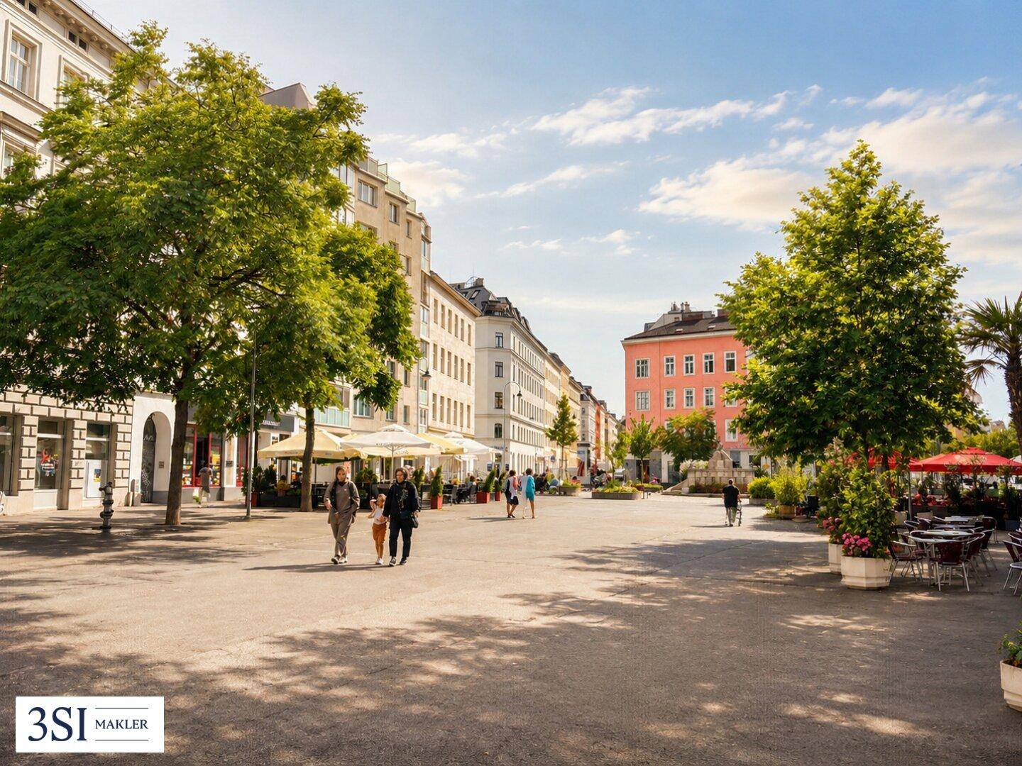 Ein belebter Stadtplatz mit Bäumen, Cafés und historischen Gebäuden unter blauem Himmel.
