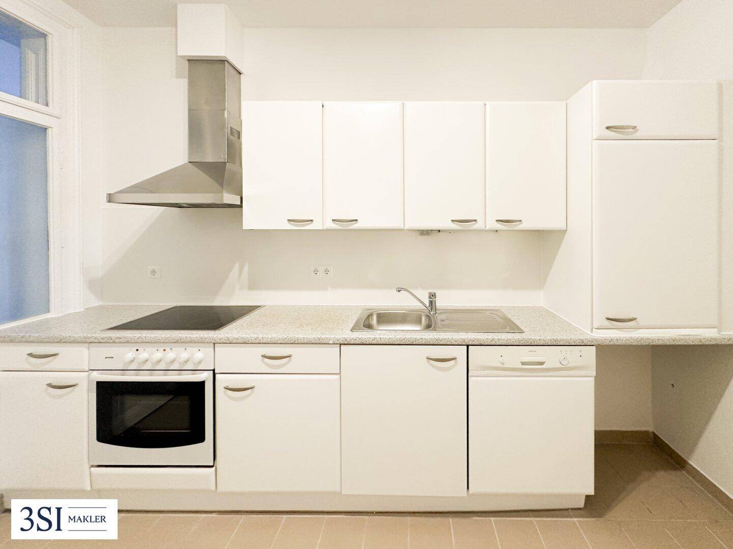 Detailansicht der Einbauküche mit weißen Fronten, Herd, Backofen und Spülmaschine, in gutem Zustand.