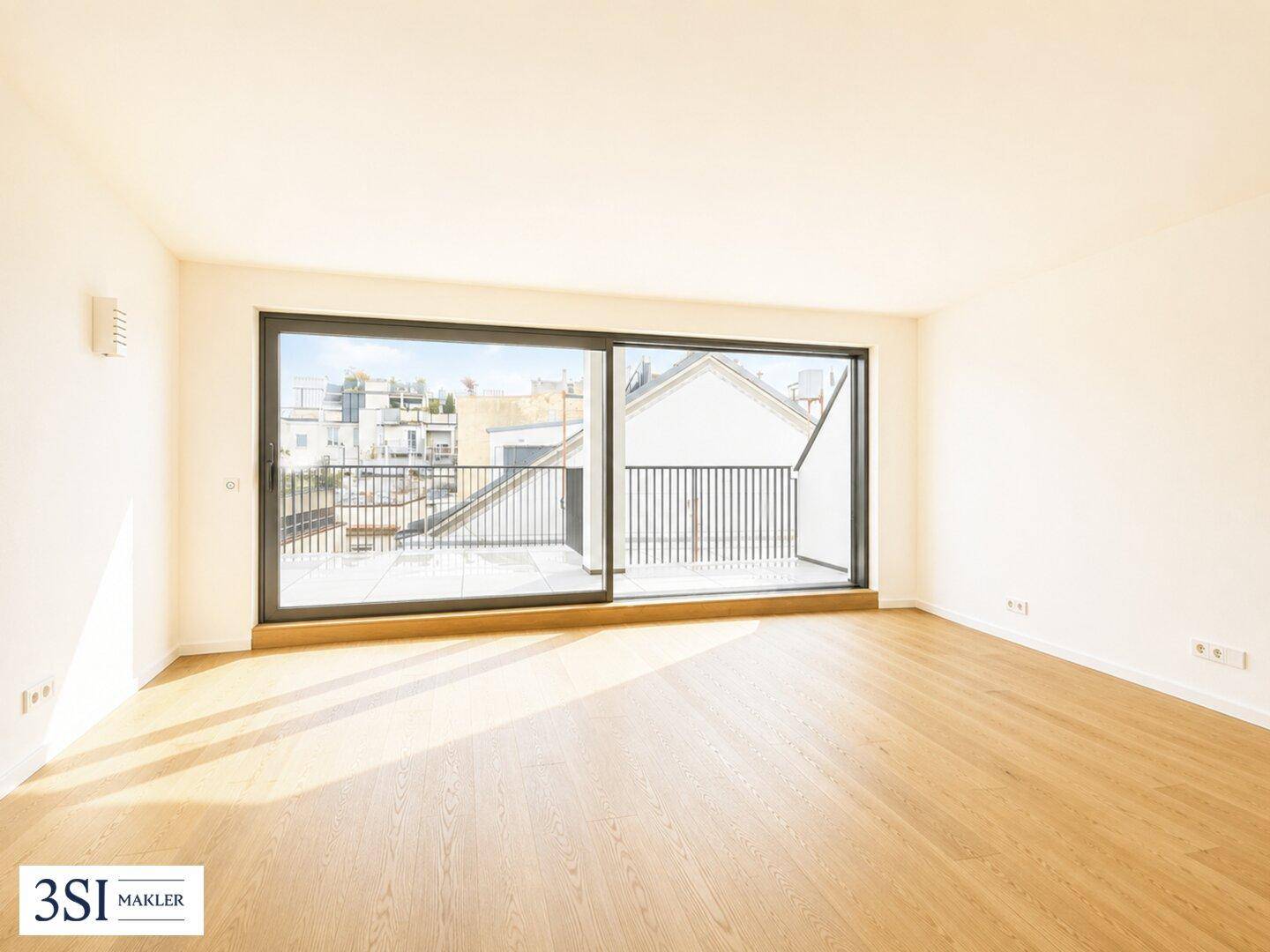 Helles Wohnzimmer mit Holzboden und großem Schiebefenster zum Balkon, das viel Tageslicht hereinlässt.