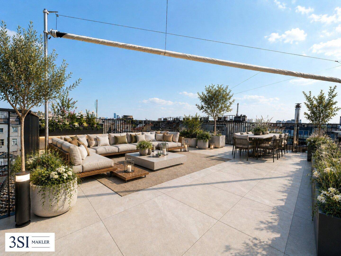 Geräumige Dachterrasse mit Lounge- und Essbereich, vielen Pflanzen und weitem Stadtblick.