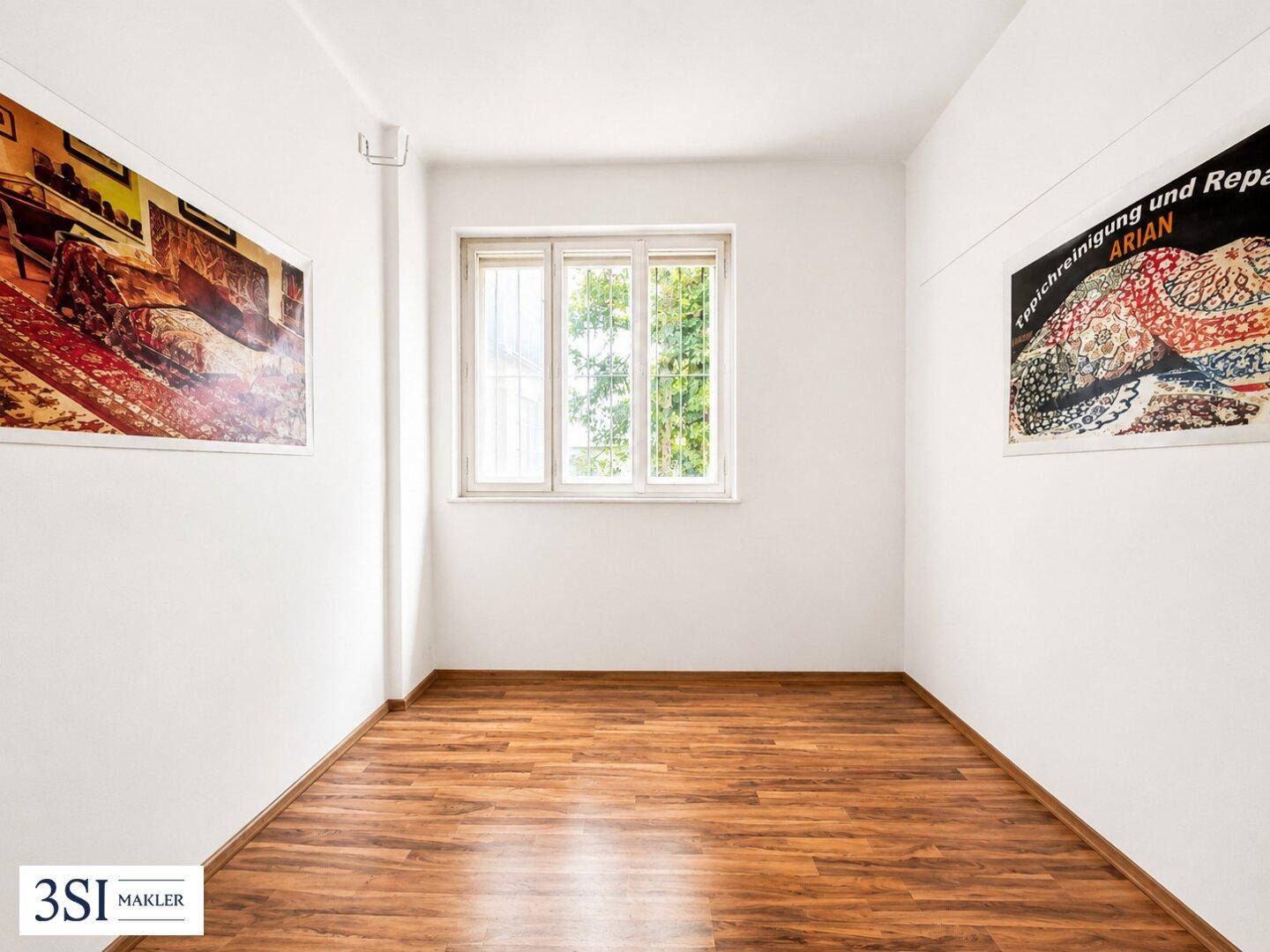 Kleiner, heller Raum mit Fenster, Laminatboden und weißen Wänden, ideal als Büro oder Lagerfläche.