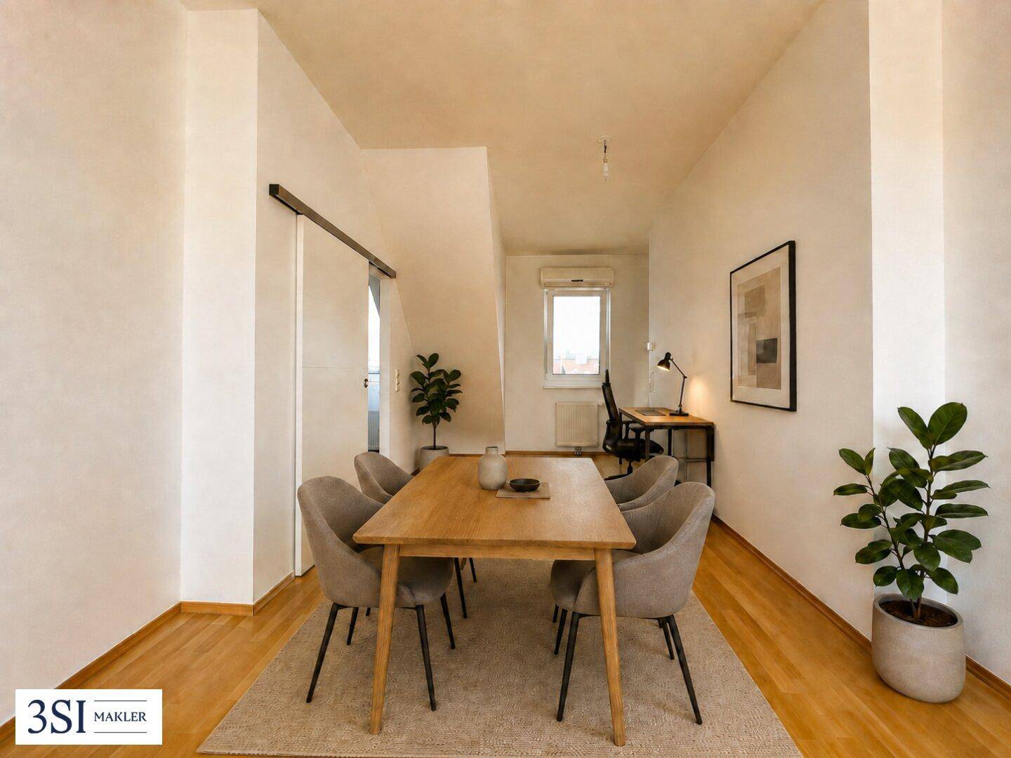 Heller Essbereich mit Holztisch und modernen Stühlen, angrenzend an einen Arbeitsplatz.