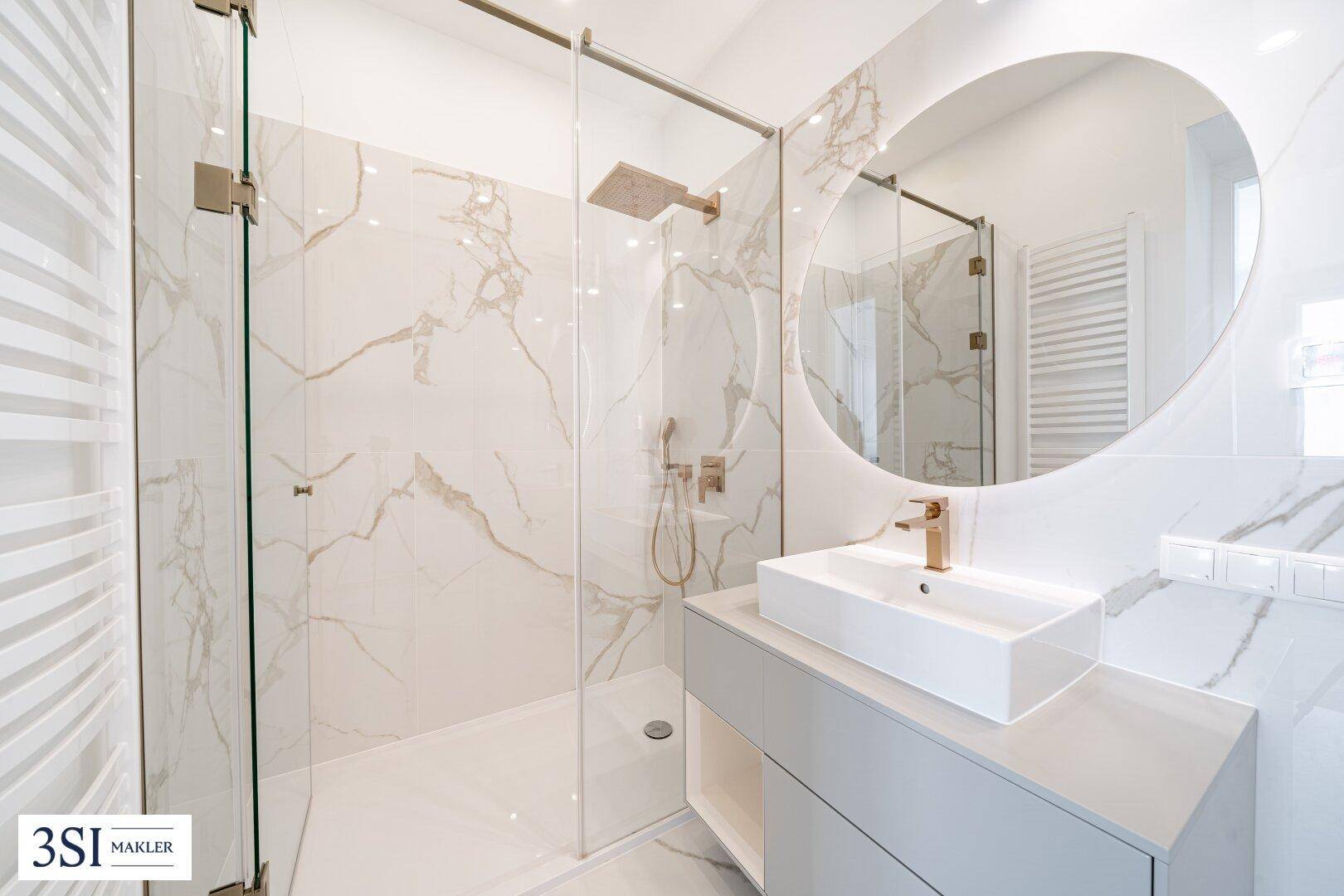 Modernes Badezimmer mit begehbarer Dusche, Marmoroptik-Fliesen und stilvollem Einzelwaschbecken.