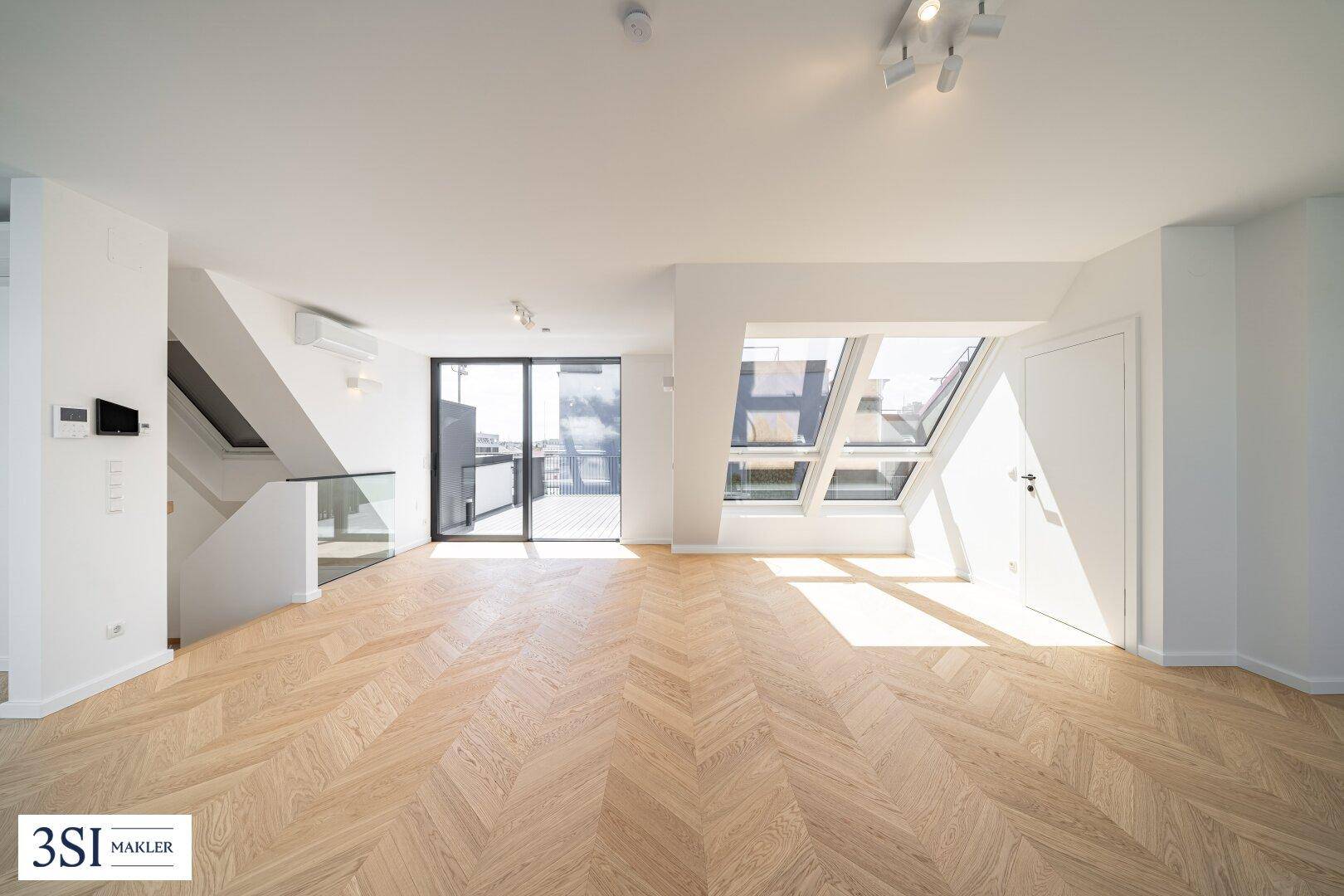 Geräumiges Dachgeschosszimmer mit viel Tageslicht, Parkettboden und Klimaanlage.