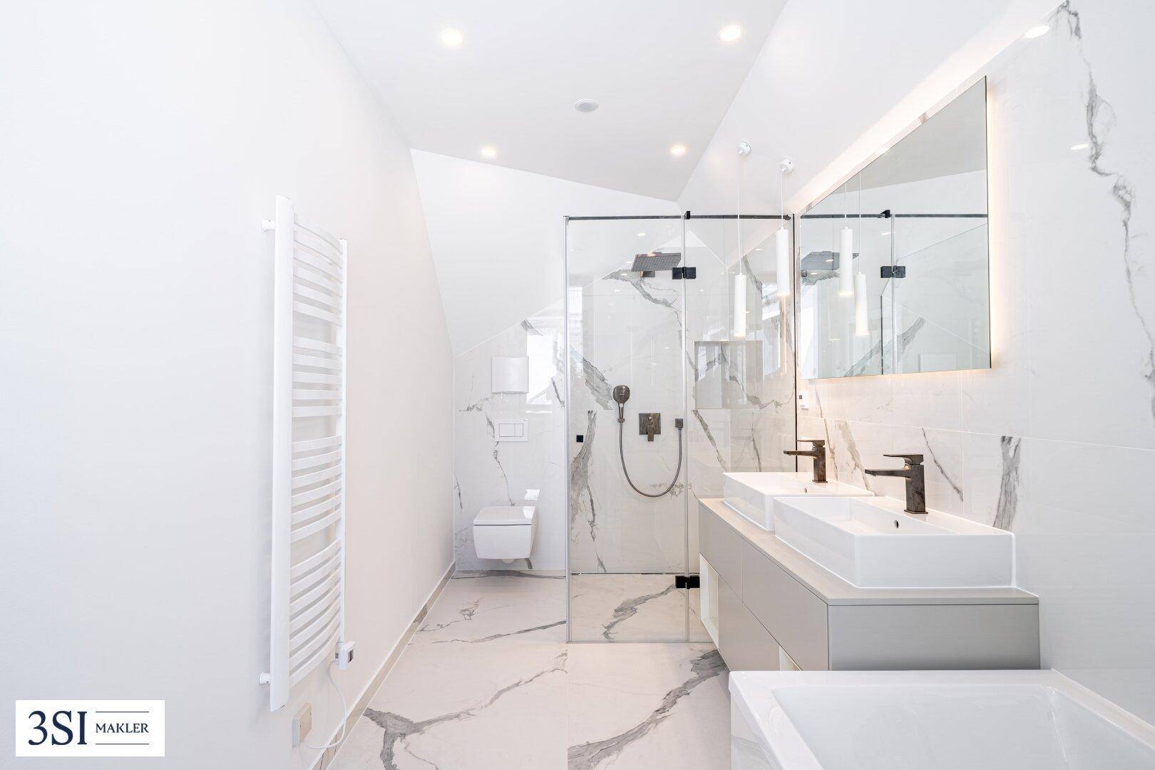 Modernes Badezimmer mit Doppelwaschbecken, begehbarer Dusche und eleganten Marmorfliesen.