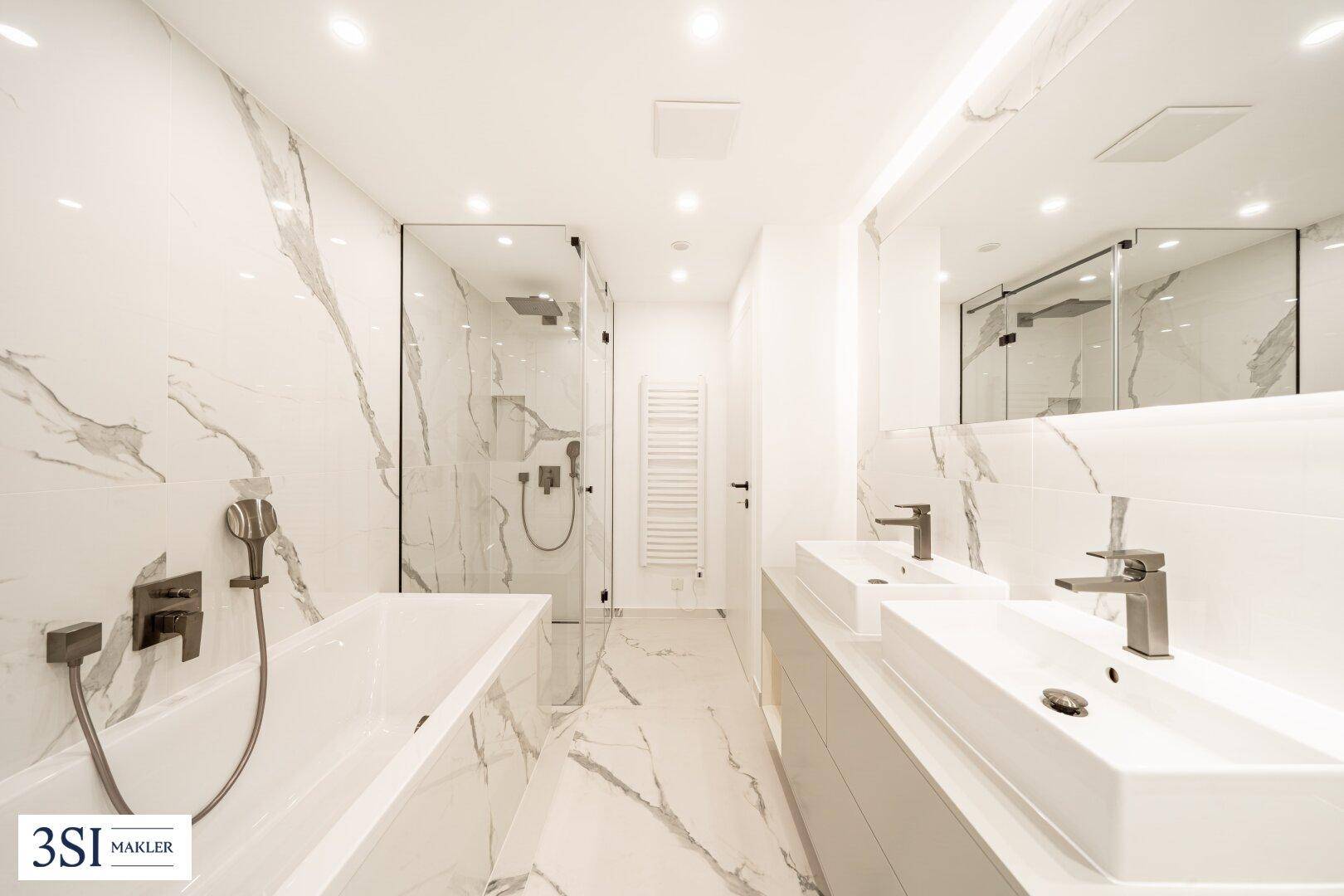 Modernes Badezimmer mit Marmorfliesen, Doppelwaschbecken, Badewanne und begehbarer Dusche.