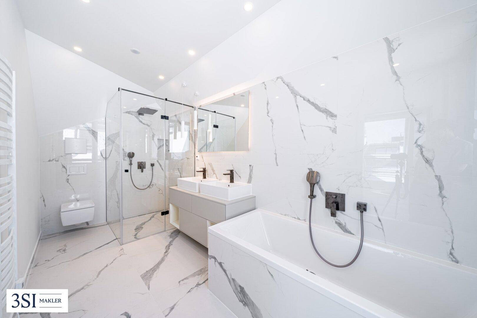 Modernes Badezimmer mit Marmorfliesen, Doppelwaschbecken, Badewanne und begehbarer Dusche.