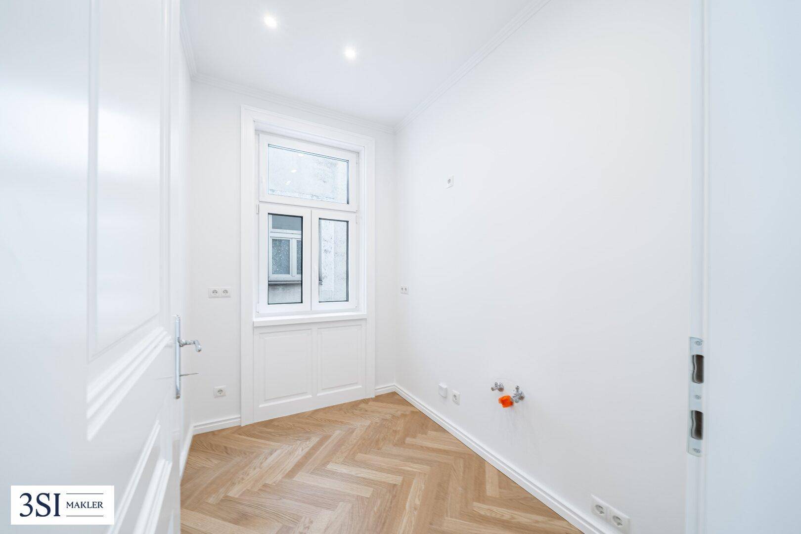 Renoviertes Zimmer mit Fischgrätparkett und viel Tageslicht, bereit für neue Bewohner.