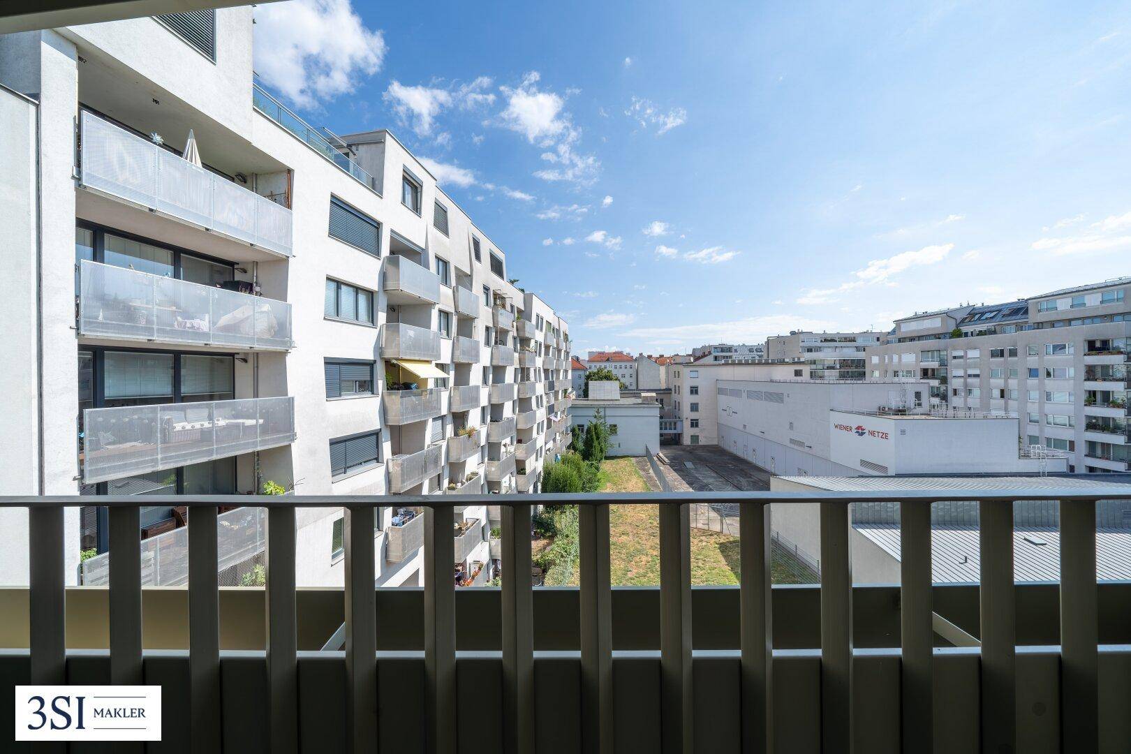 Heller Balkon mit Blick auf die städtische Umgebung und angrenzende Gebäude.