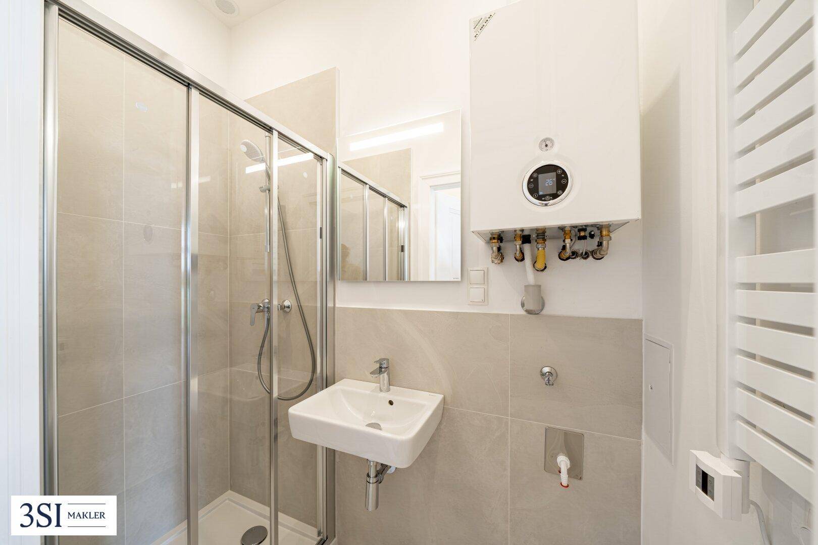 Modernes Badezimmer mit Duschkabine, Einzelwaschbecken und Wandheizung.