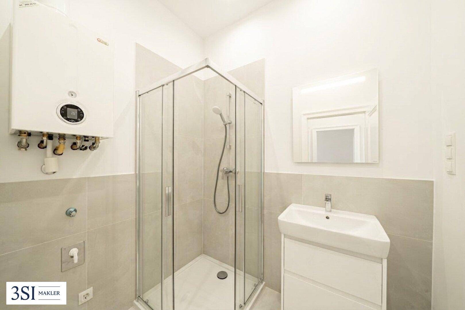 Modernes Badezimmer mit Duschkabine, Waschbecken und Gastherme an der Wand.