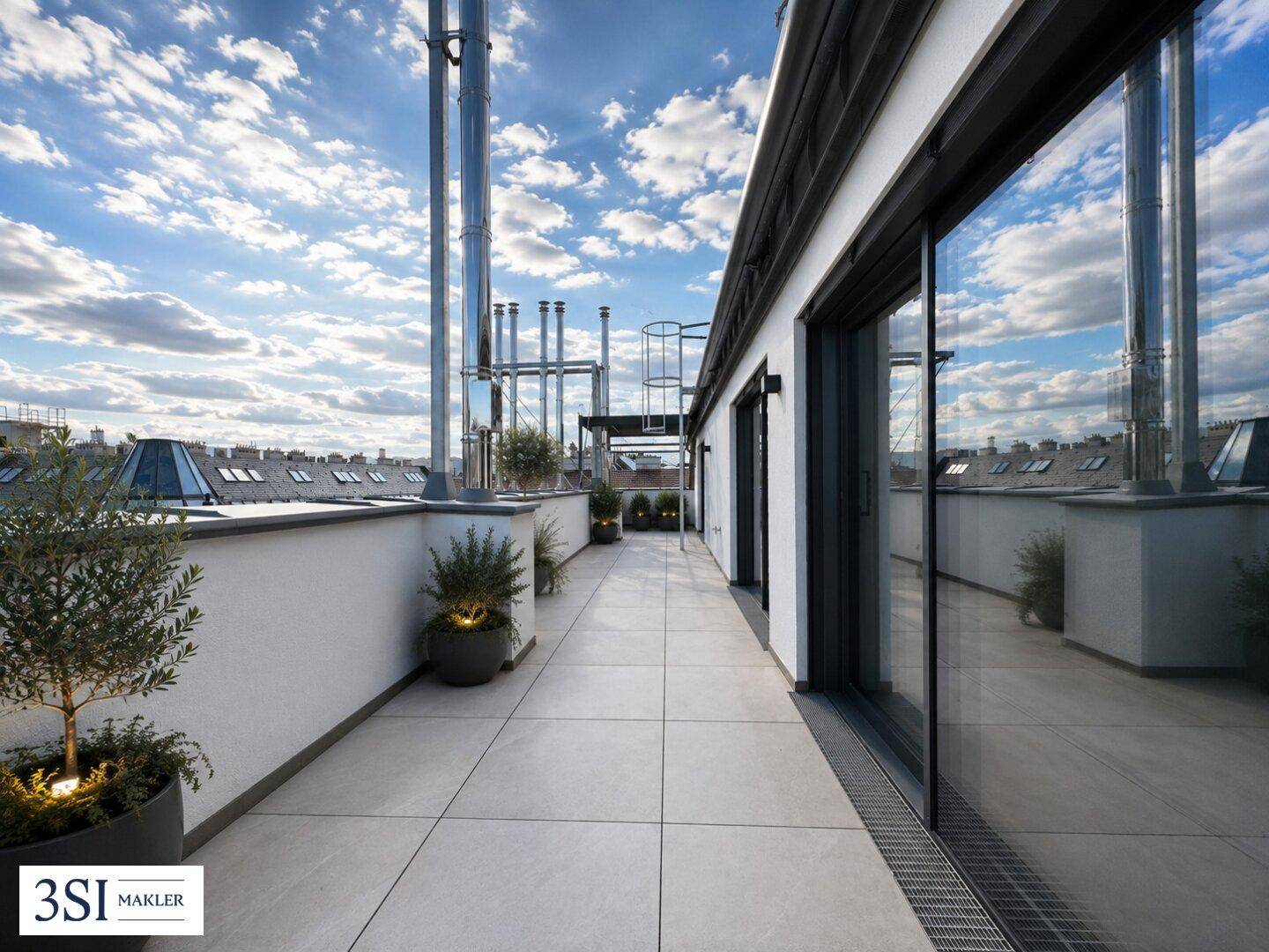 Moderne Dachterrasse mit Pflanzen, großen Glasfronten und Panoramablick über die Stadt.