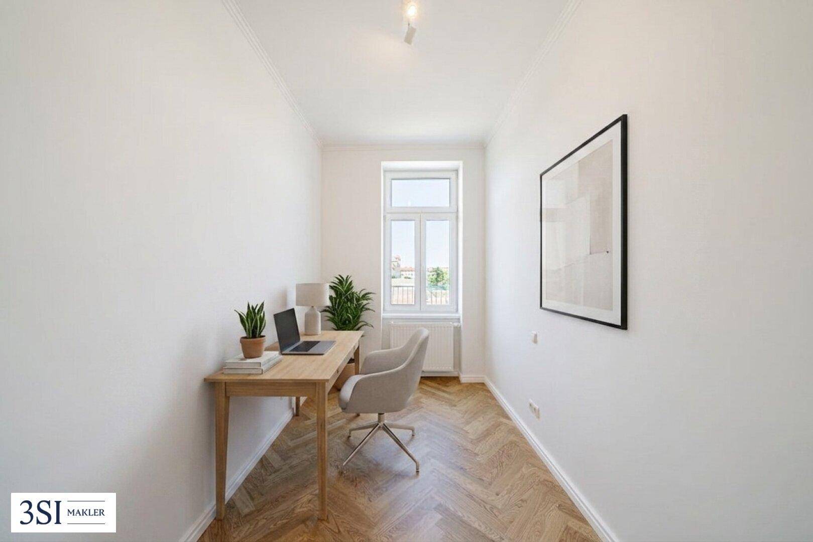 Helles Arbeitszimmer mit Schreibtisch, Bürostuhl und Blick ins Grüne.