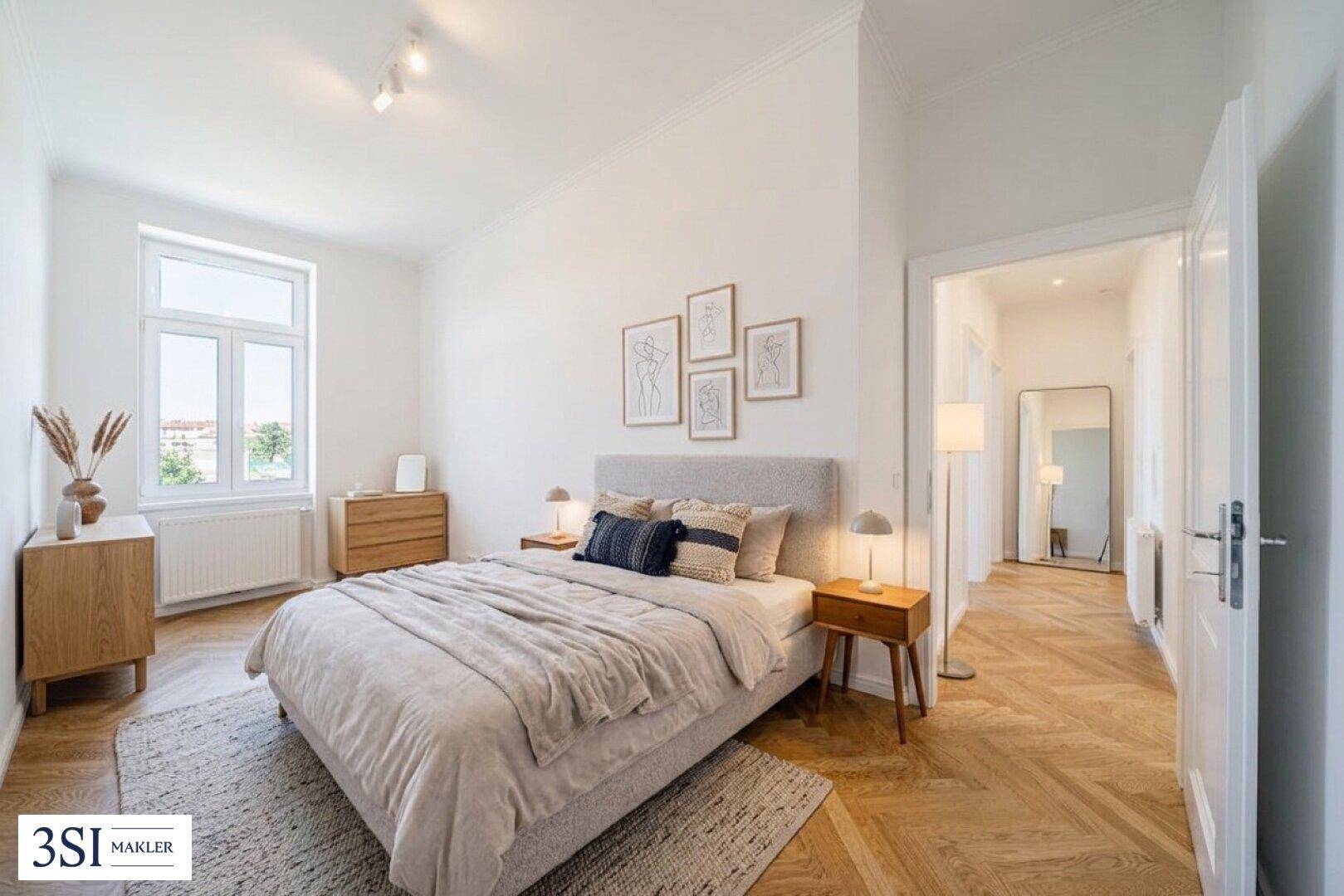 Helles Schlafzimmer mit Doppelbett, Holzmöbeln und Fischgrätparkett.
