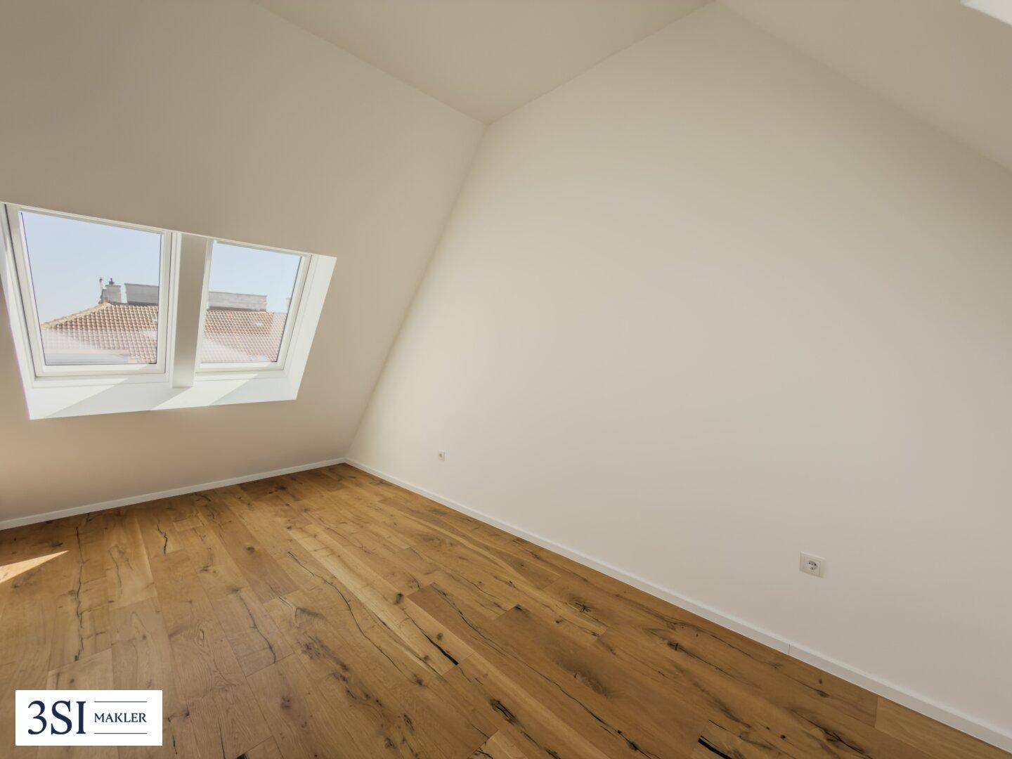 Ruhiges Zimmer mit Holzboden, Dachschrägen und zwei Dachfenstern für viel Tageslicht.