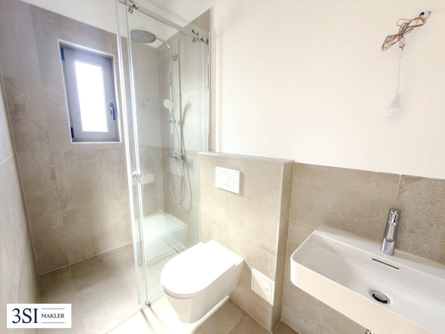 Modernes Badezimmer mit begehbarer Dusche, Wand-WC, Einzelwaschbecken und Fenster.