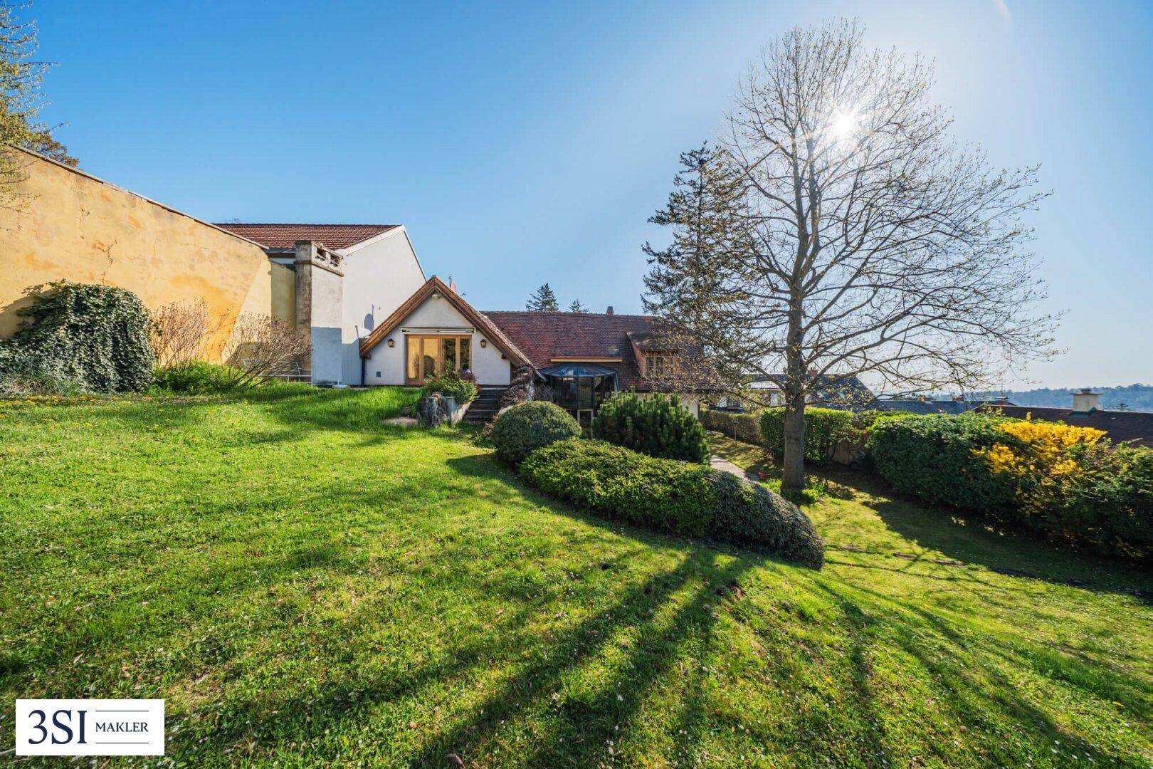 Charmantes Landhaus mit weitläufigem Garten und sonniger Hanglage.